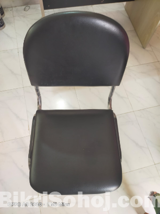 চেয়ার টেবিল একদম ফ্রেশ।
